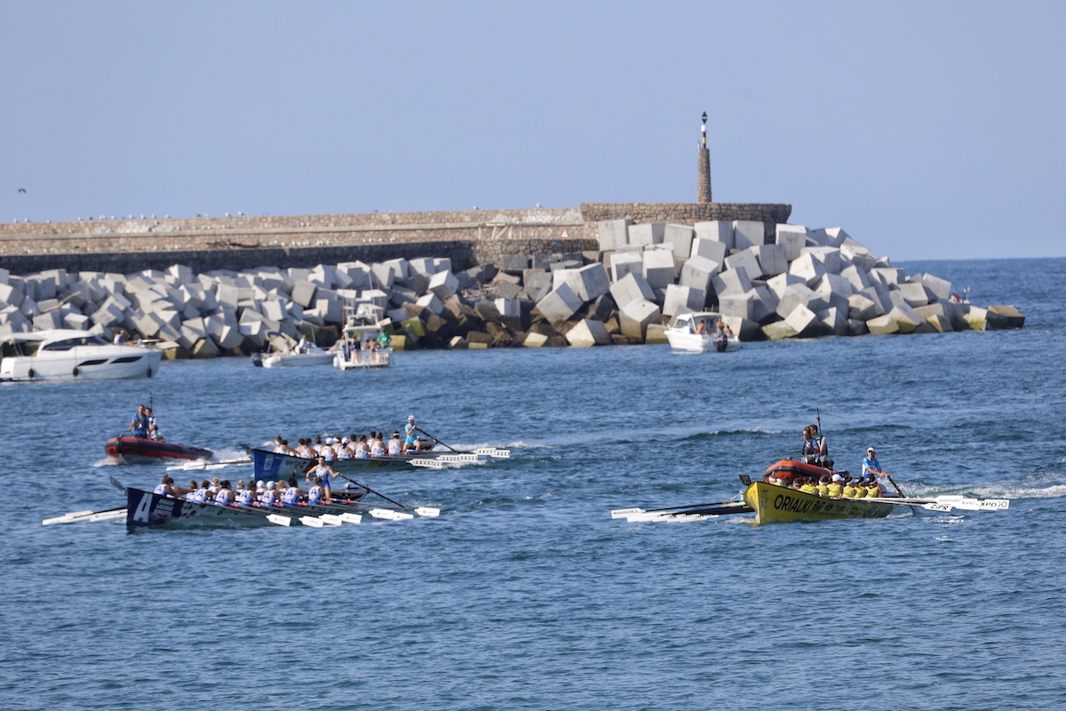 Donostiarra (irudiaren ezkerrean), aurrean aritu diren Arraun Lagunak eta Orioko traineruekin.