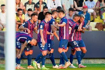 Los armeros celebran el primer gol, obra de Quique González.