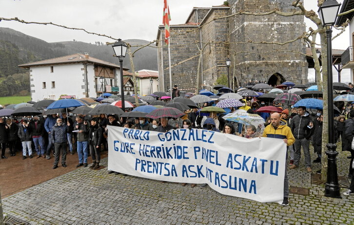 Concentración en solidaridad con el periodista Pablo González que se realizó en Nabarniz el 6 de marzo.