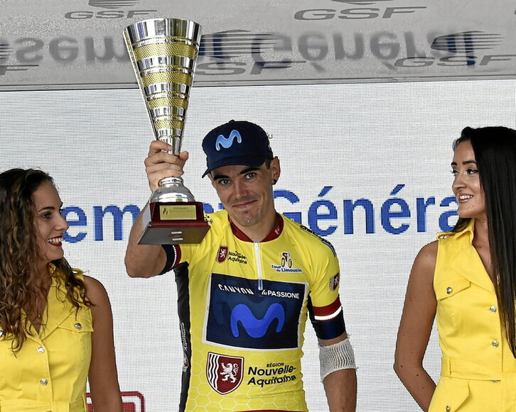 Álex Aranburu, en el podio con el trofeo de ganador de Limousin.