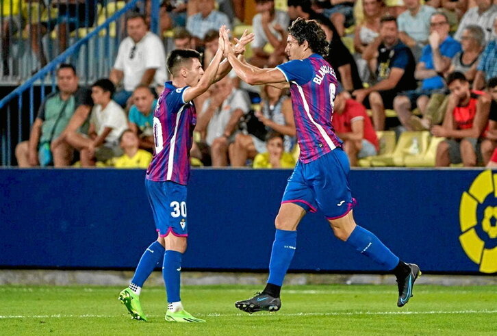Blanco Leschuk (a la derecha) celebra el gol del empate con Imanol García.