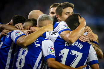 Los jugadores del Alavés celebran el único gol del partido, obra de Xeber Alkain.
