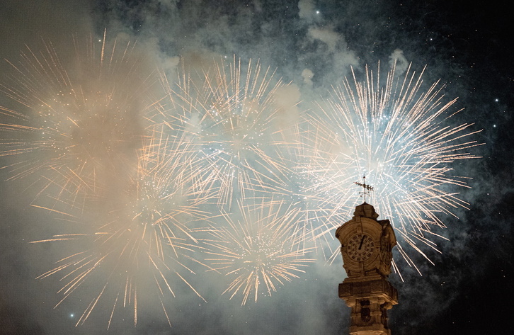 Uno de los fuegos de la colección de la pirotecnia Scarsella Fireworks, junto al Reloj de la Kontxa.