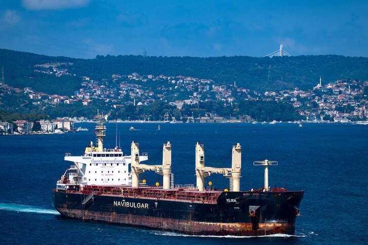 El carguero Rojen con 13.000 t de maíz ucraniano en sus bodegas atraviesa el Bósforo con destino a Italia.  