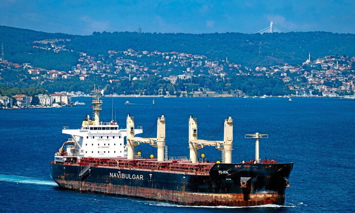 El carguero Rojen, con 13.000 toneladas de maíz ucraniano en sus bodegas, atraviesa el Bósforo con destino a Italia.