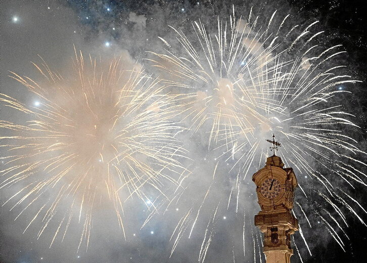 Ezkerrean, «Agur Erraldoi» ekimena Zuloaga plazan. Lerro hauen gainean, Scarsella Fireworks talde irabazlearen ikuskizuna ostiralean. Eskuinean, bi lagun marmitako lehiaketan parte hartzen, atzo.
