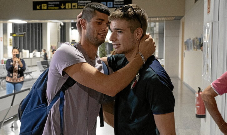 Noaingo aireportuan bere sendiaren harrera beroa jaso zuen Asier Martinez atletak.