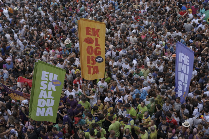 Emakume batek salatu zuen festen hasierako txupinazioan ziztatu zutela.