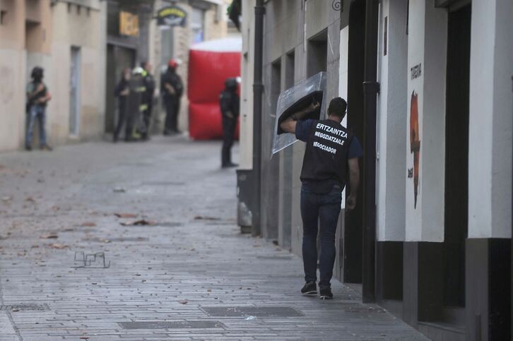 Un equipo de negociadores de la Ertzaintza intenta que el individuo deponga su actitud.