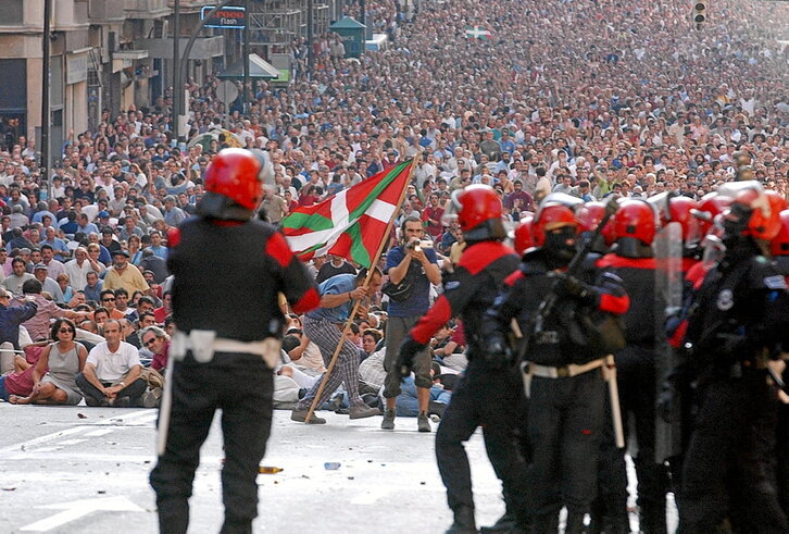 Decenas de miles de personas salieron a la calle el 14 de setiembre de 2002 en protesta por las ilegalizaciones, una movilización que fue duramente reprimida por la Ertzaintza, que llegó a utilizar una tanqueta con manguera contra la multitud.