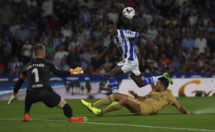 Remate de Isak que ha supuesto el 1-1 frente al Barcelona. 