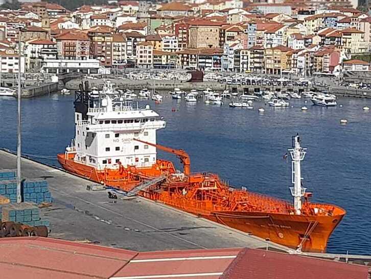 El buque improvisado para llevar agua a Busturialdea no deja de generar noticias y polémicas.