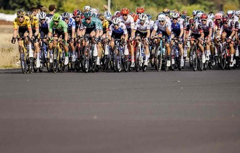 El pelotón en la tercera etapa de La Vuelta, la última disputada en carreteras neerlandesas.