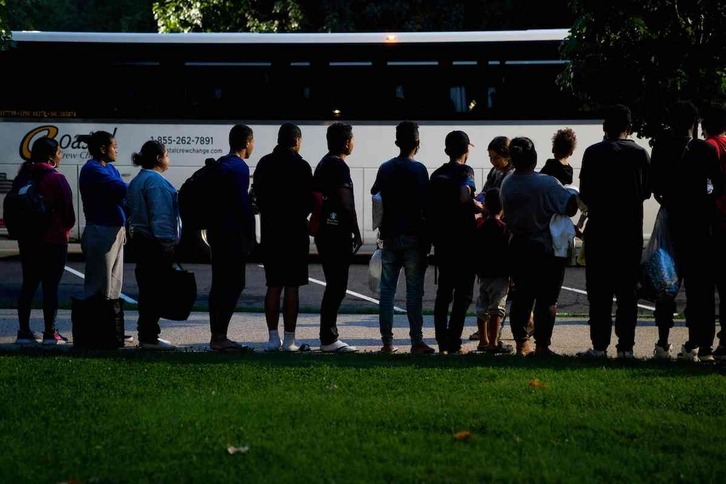 Un grupo de migrantes venidos desde Texas asisten a una charla de un grupo de apoyo.