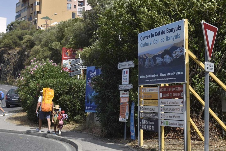 Cartel que pide en catalá y francés la reapertura del puerto de Banyuls