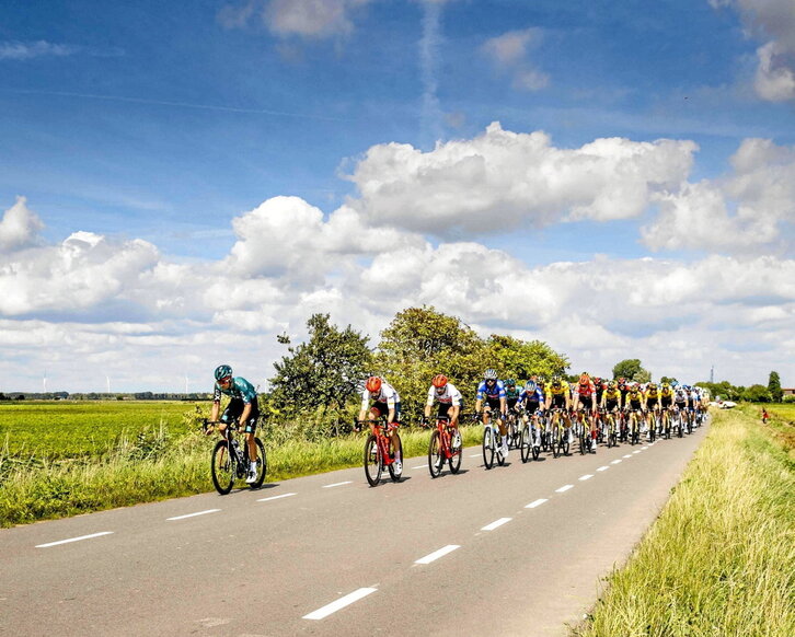 El pelotón durante la tercera etapa de La Vuelta, disputada en Breda, Países Bajos.