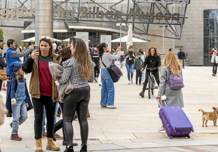 Turistas en Bilbo en las inmediaciones del museo Guggenheim, en una imagen de archivo.