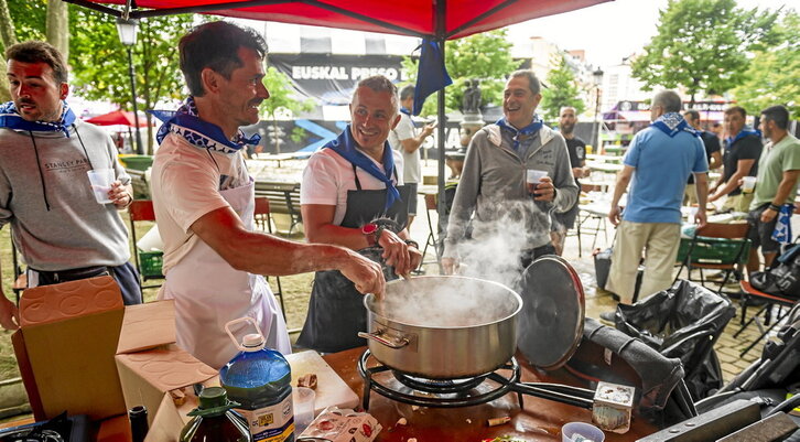 Imágenes de diferentes grupos y comparsas durante la elaboración de las patatas en salsa verde.