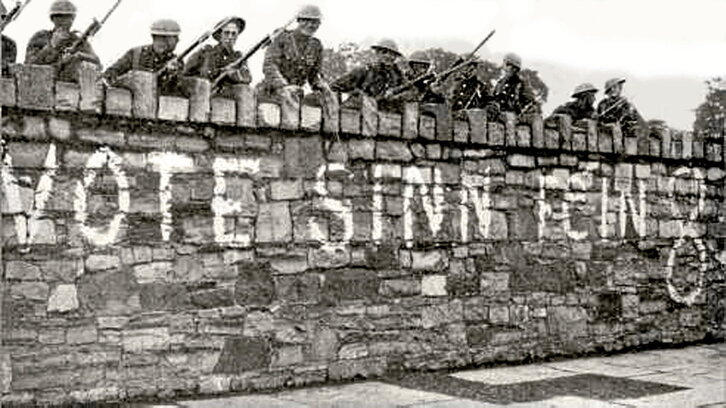 A la derecha, dos fotografías de Michel Collins. A la izquierda, militares sobre un muro en el que una pintada llama a votar a Sinn Féin, que resultó vencedor en las elecciones de 1918.