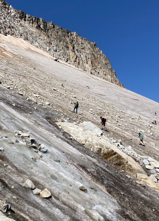 Unos montañeros ascienden Aneto.