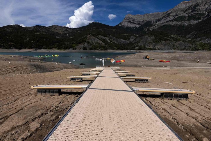 Fotografía tomada el 21 de agosto que muestra los pontones lejos del agua en el lago Serre-Poncon, en los Alpes franceses, en el que el nivel del agua ha bajado 14 metros debido a la sequía.
