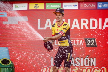 Primoz Roglic (Jumbo) celebra la victoria de etapa en el podium de Guardia. 