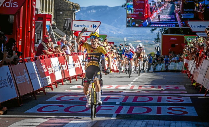 Primoz Roglic se impuso con mucha autoridad en la llegada a Biasteri.