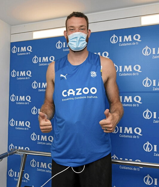 Matt Costello, proba medikoak egiten.