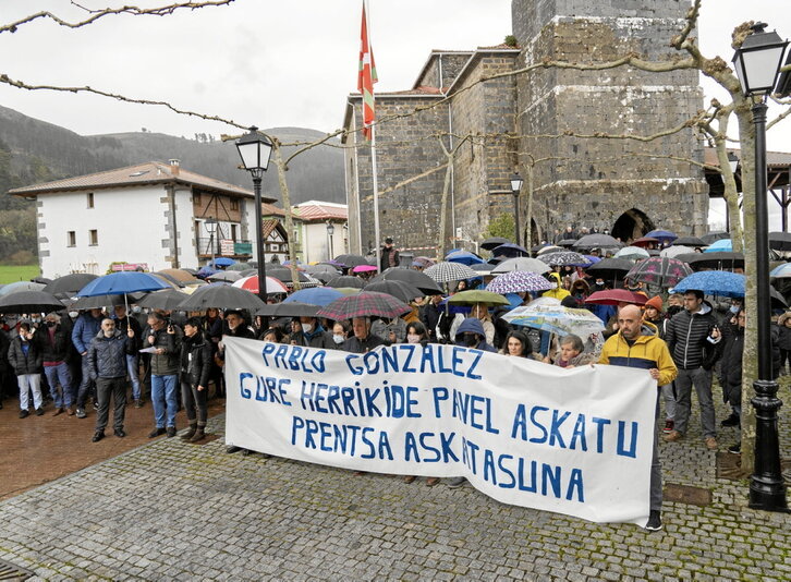 Concentración el pasado marzo en Nabarniz para reclamar la puesta en libertad de su convecino Pablo González.
