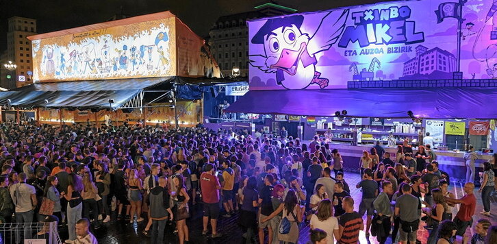 Arriba fuegos artificiales de la compañía Pirotecnia Zaragozana.Abajo, concierto de Bad Sound System en Kulturgune.