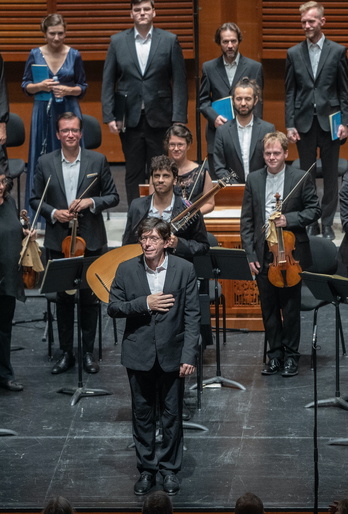Václav Luks, director de Collegium 1704, recibe el aplauso del público.