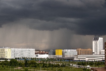 Tormenta sobre Gasteiz, en una imagen de archivo.
