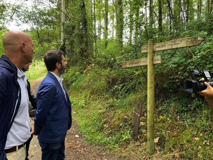 Lakuako Turismo sailburua eta Lekitioko alkatea astelehenan egindako bisitan. Bide historikoen berreskurapena planen ardatzetako bat da, esan zutenez.  