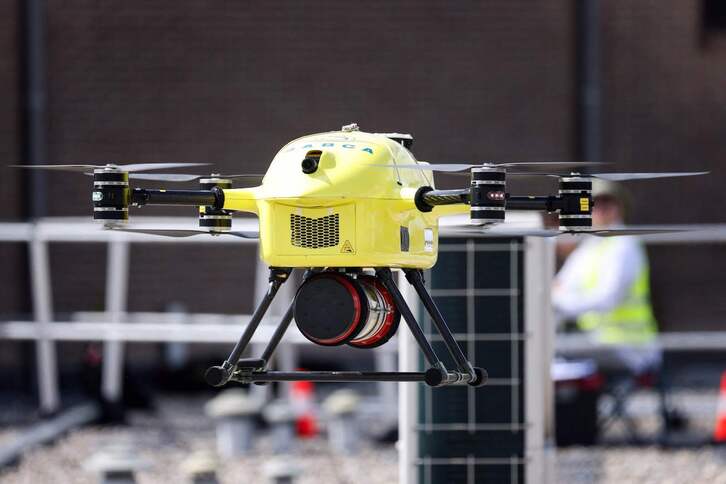 Ospitaleen artean giza ehuna garraitzako sistema honek ez du aurrekaririk Europan. 