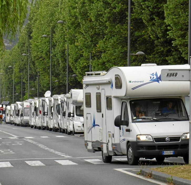 Autocaravanas estacionadas en la avenida de Tolosa, en Donostia, durante un verano anterior.