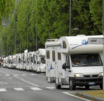 Autocaravanas estacionadas en Donostia este agosto.