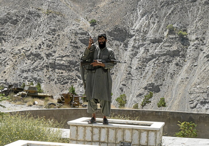 Un miliciano talibán posa ante las estribaciones del Panshir.