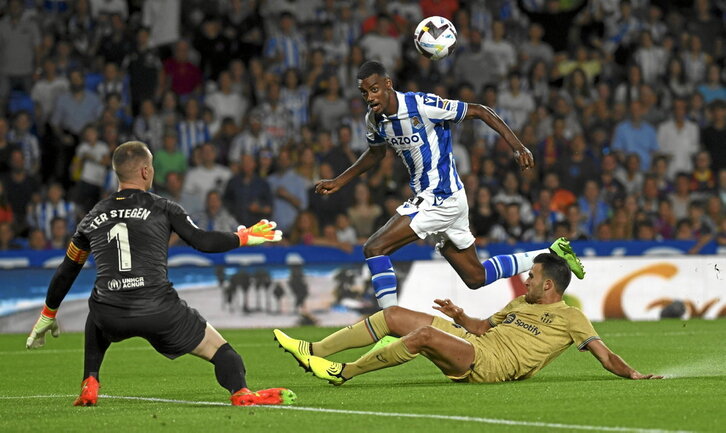 Isak se despidió de la Real con este gol ante el Barcelona el domingo.