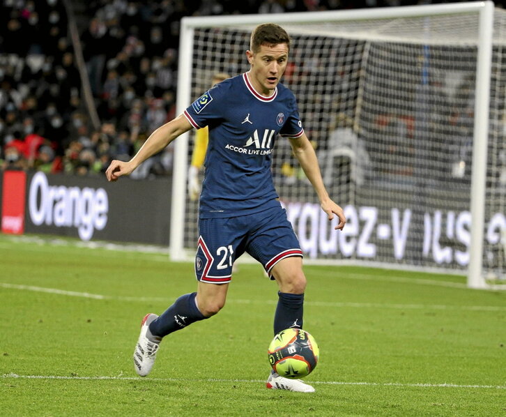 Ander Herrera controla el balón durante un partido liguero con el PSG.