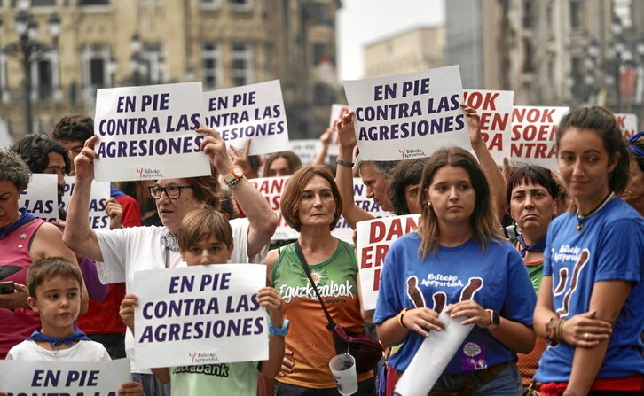 Detalle de algunos de los carteles portados por las personas concentradas ante el Arriaga.