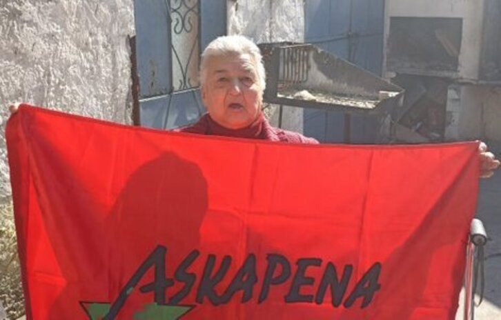 Norma Morroni, con una bandera de Askapena, en uno de los actos que han acompañado a la movilización.