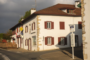 Le café du bourg de Villefranque. 