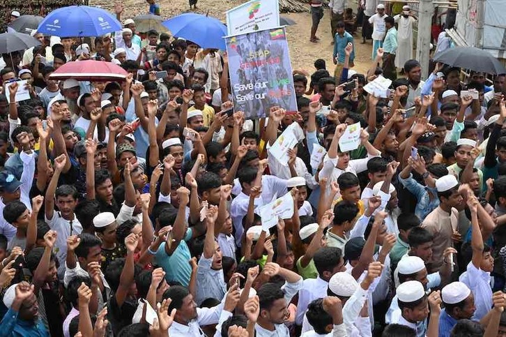 Protesta en los campos de refugiados donde se hacinan casi un millón de personas.