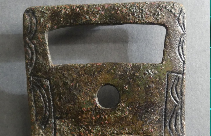 Berbeian aurkitutako brontzezko plaka zurruneko gerriko paparra.