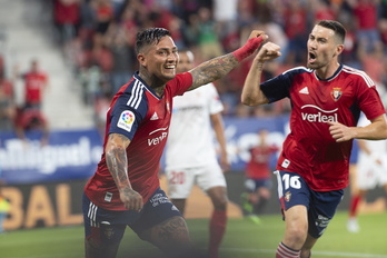 Chimy Ávila y Moi Gómez celebran el primer gol ante el Sevilla.