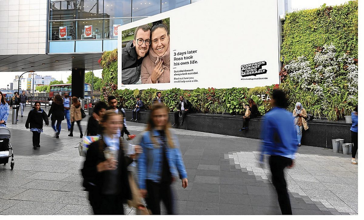 Londonen dagoen kanpaina 50 irudi irribarretsuk osatzen dute. CALM