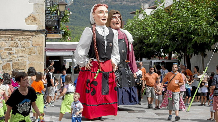 Ezkerrean, Lakuntzako erraldoiak jaiei ongi etorria ematen. Goian, Berriozarreko txupinazoko une bat eta eskubian, Irunberriko jaiak.