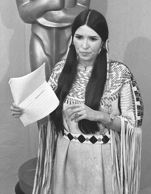 Sacheen Littlefeather en la entrega de los Oscar. 