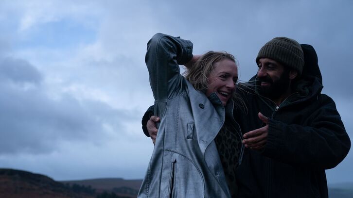 Ava (Claire Rushbrook) y Ali (Adeel Akhtar).