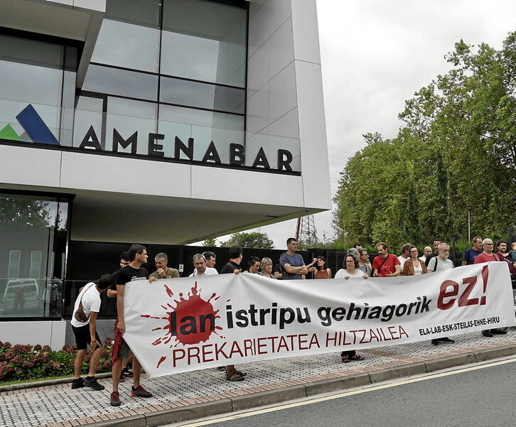 Amenabar taldearen egoitzaren parean elkartu ziren sindikatuak.